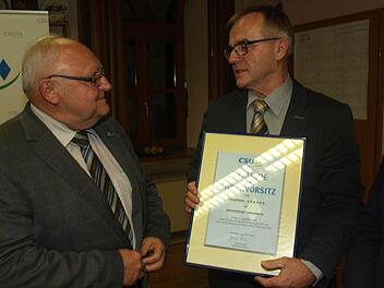 Siegfried Erhard mit dem CSU-Ortsvorsitzender Gerhard Fischer  Fotos: Stefan Geiger