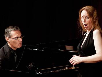 Begeisterten Applaus gab es für die Mezzosopranistin Ute Döring und den Pianisten Antonio Grimaldi. Auf Einladung der "Gesellschaft der Musikfreunde" gestalteten sie einen Liederabend im Kongresshaus.Fotos. Jochen Berger