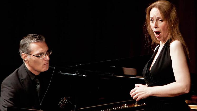 Begeisterten Applaus gab es für die Mezzosopranistin Ute Döring und den Pianisten Antonio Grimaldi. Auf Einladung der "Gesellschaft der Musikfreunde" gestalteten sie einen Liederabend im Kongresshaus.Fotos. Jochen Berger