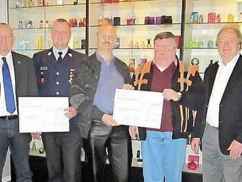 Geschäftsführer Bernd Hörauf (links) übergab die Spenden. Mit im Bild sind Tettaus Bürgermeister Peter Ebertsch, Kommandant Christian Wick, Bernd Heinz sowie Wolfgang Heinz von der Theatergruppe, Bernd Stauch und Edmund Müller (beide von Gerresheimer). Foto: Zipfel