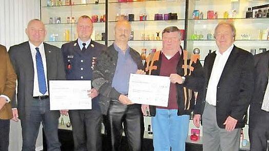 Geschäftsführer Bernd Hörauf (links) übergab die Spenden. Mit im Bild sind Tettaus Bürgermeister Peter Ebertsch, Kommandant Christian Wick, Bernd Heinz sowie Wolfgang Heinz von der Theatergruppe, Bernd Stauch und Edmund Müller (beide von Gerresheimer). Foto: Zipfel
