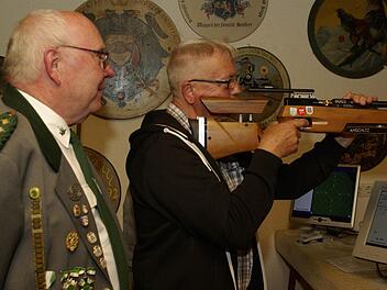 Friedrich Schellenberger (l.) präsentierte die neue, elektronische Luftgewehr-Schießanlage der Schützengesellschaft - die Spende eines Mitglied-Ehepaars -, die Dieter Biernoth (r.) ausprobiert.  Foto: Winfried Ehling