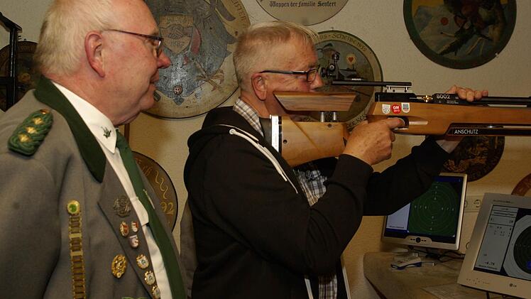 Friedrich Schellenberger (l.) präsentierte die neue, elektronische Luftgewehr-Schießanlage der Schützengesellschaft - die Spende eines Mitglied-Ehepaars -, die Dieter Biernoth (r.) ausprobiert.  Foto: Winfried Ehling