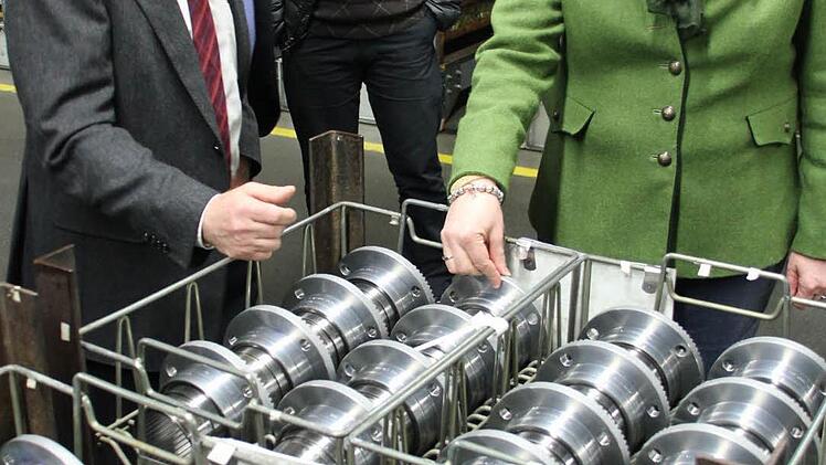 Teile für die Antriebstechnik im Fahrzeug- und Maschinenbau stellt die Firma "Elso" in Hofheim her. Monika Hohlmeier schaute sich die Produktion an. Hier erläutert ihr der Betriebsleiter Paul Vierneusel, was Flansche sind.  Foto: Klaus Schmitt