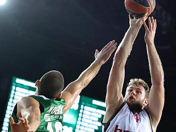 Mit zehn Punkten und zehn Rebounds gelang Nicolo Melli - hier beim Wurf gegen Adrien Moerman - in Istanbul ein "double-double".  Foto: dpa