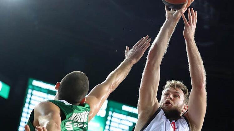 Mit zehn Punkten und zehn Rebounds gelang Nicolo Melli - hier beim Wurf gegen Adrien Moerman - in Istanbul ein "double-double".  Foto: dpa