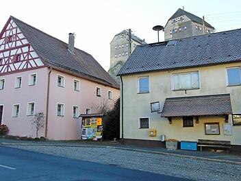 Das alte Hiltpoltsteiner Rathaus (r.) soll demnächst abgerissen werden.  Foto: Petra Malbrich