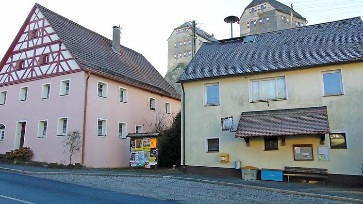 Das alte Hiltpoltsteiner Rathaus (r.) soll demnächst abgerissen werden.  Foto: Petra Malbrich