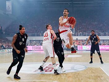 Nikos Zisis (r.), der hier den Block von Leon Radosevic ausnutzt und zum Korb zieht, war beim Arbeitssieg gegen die Bonner am Sonntag ein wichtiger Faktor im Bamberger Spiel. Der Grieche war mit 15 Punkten bester Werfer und gab auch fünf Korbvorlagen. Foto: Daniel Löb