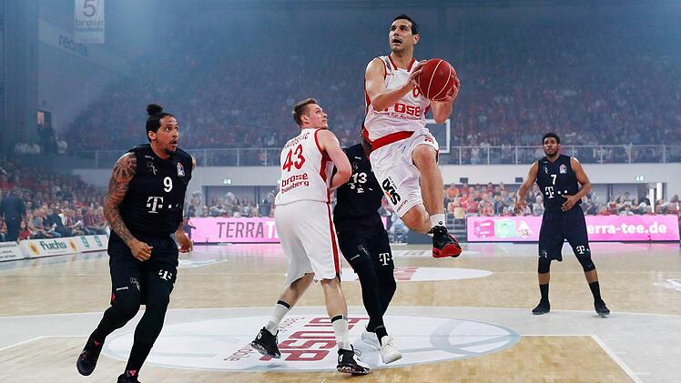 Nikos Zisis (r.), der hier den Block von Leon Radosevic ausnutzt und zum Korb zieht, war beim Arbeitssieg gegen die Bonner am Sonntag ein wichtiger Faktor im Bamberger Spiel. Der Grieche war mit 15 Punkten bester Werfer und gab auch fünf Korbvorlagen. Foto: Daniel Löb