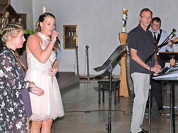 Musikalische Unterstützung für die Abschlussfeier boten die Lehrerband sowie die Sängerinnen Helena Böhm und Miriam Zöller. Fotos: Gerd Schaar