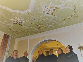 Die barocke Stuckdecke in der Theuerstadt 5 ließ zunächst einBaujahr um 1720 vermuten. Fotos: Marion Krüger-Hundrup