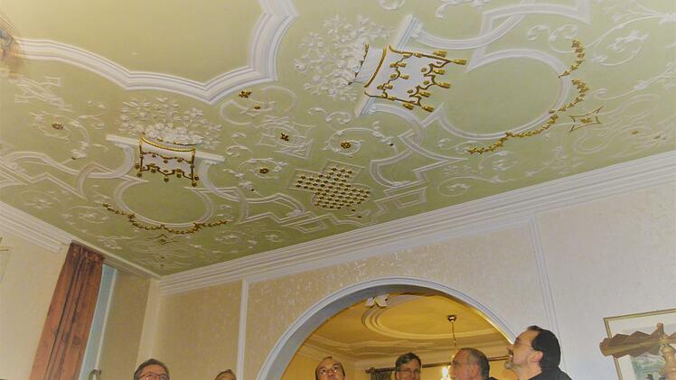 Die barocke Stuckdecke in der Theuerstadt 5 ließ zunächst einBaujahr um 1720 vermuten. Fotos: Marion Krüger-Hundrup