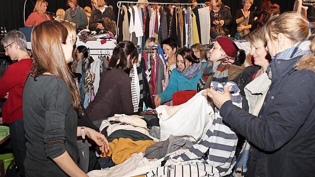 Im Februar herrschte beim Kleiderflohmarkt für Frauen in der Fortuna Kulturfabrik drangvolle Enge. Das soll beim zweiten Mal in der Aischtalhalle besser werden. Foto: Evi Seeger (Archiv)