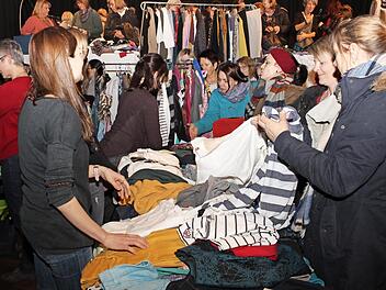 Im Februar herrschte beim Kleiderflohmarkt für Frauen in der Fortuna Kulturfabrik drangvolle Enge. Das soll beim zweiten Mal in der Aischtalhalle besser werden. Foto: Evi Seeger (Archiv)