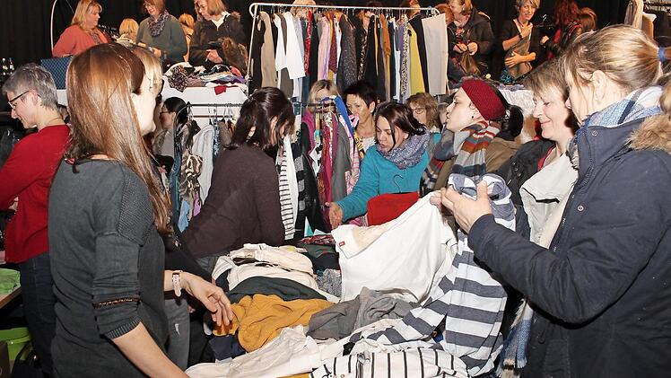 Im Februar herrschte beim Kleiderflohmarkt für Frauen in der Fortuna Kulturfabrik drangvolle Enge. Das soll beim zweiten Mal in der Aischtalhalle besser werden. Foto: Evi Seeger (Archiv)