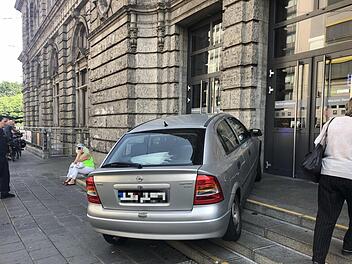 Kurioser Zwischenfall am Donnerstag in N&uuml;rnberg: Ein Auto fuhr pl&ouml;tzlich in den Bahnhof. Foto: News5/Friedricht