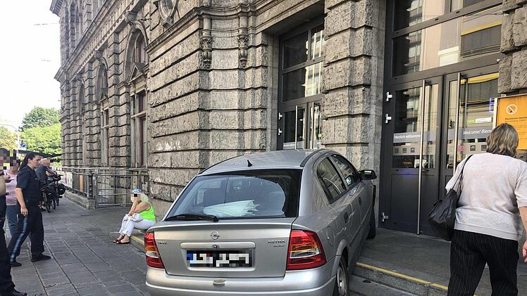 Kurioser Zwischenfall am Donnerstag in N&uuml;rnberg: Ein Auto fuhr pl&ouml;tzlich in den Bahnhof. Foto: News5/Friedricht