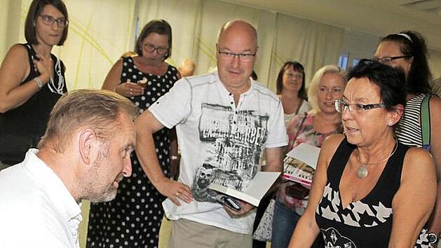 Kleine W&uuml;nsche erf&uuml;llt Autor Helmut Vorndran sofort: Nach der Lesung schrieb er unz&auml;hlige Widmungen in seine B&uuml;cher. Foto: Sonny Adam
