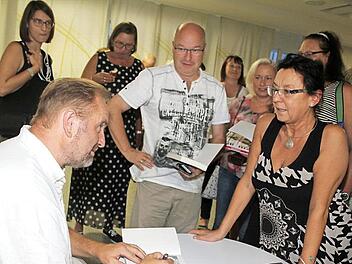 Kleine Wünsche erfüllt Autor Helmut Vorndran sofort: Nach der Lesung schrieb er unzählige Widmungen in seine Bücher. Foto: Sonny Adam