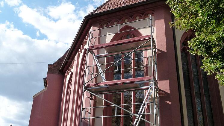Auch außen musste ein Gerüst aufgestellt werden.  Fotos: Marion Krüger-Hundrup