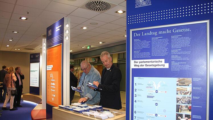 Viele Interessierte nahmen Informationsmaterial mit nach Hause. Foto: Sonny Adam