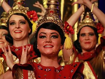 Die Maxi-Garde als "Tempeltänzerinnen". Foto: Jürgen Gärtner