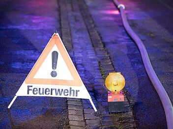 In Nürnberg ist ein Feuer in einem Mehrfamilienhaus ausgebrochen. Eine Person konnte nur noch tot aus ihrer Wohnung geborgen werden. Symbolbild.