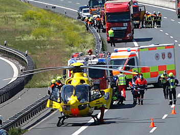 Stromkabel über mehrere Fahrspuren auf Autobahn gekracht
