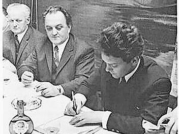 Graf Hannfried von Bentzel, Bürgermeister von Thurn (mit 2. Bürgermeister Andreas Seubert, Heroldsbach, sowie Gemeinderat Michael Schleicher), zeichnet den Eingemeindungsvertrag gegen. Der Vater des heutigen Bürgermeisters war erster Erster Bürgermeister der neuen Gemeinde.