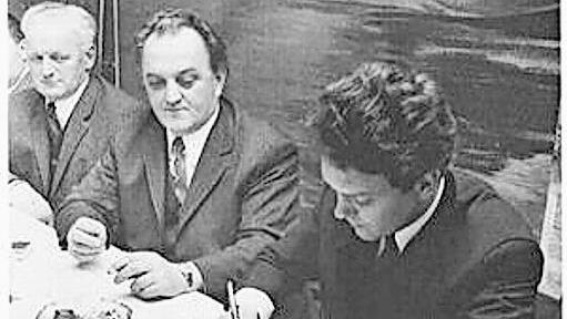 Graf Hannfried von Bentzel, Bürgermeister von Thurn (mit 2. Bürgermeister Andreas Seubert, Heroldsbach, sowie Gemeinderat Michael Schleicher), zeichnet den Eingemeindungsvertrag gegen. Der Vater des heutigen Bürgermeisters war erster Erster Bürgermeister der neuen Gemeinde.