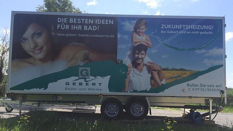 Der Toilettenwagen ist auffällig beklebt. Foto: Gebert Bäder und Wärme