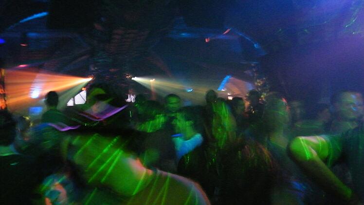 Würzburg: Nadel-Mann soll Menschen in Clubs angeblich mit HIV infizieren - Polizei bezieht Stellung