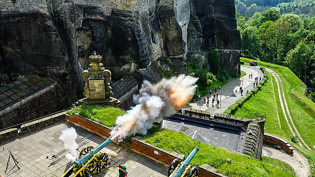 Ausflugstipp f&uuml;r History-Fans: Salutschie&szlig;en auf Festung K&ouml;nigstein mit Kanone