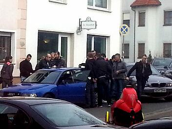 Ein Schnappschuss des Polizeieinsatzes am Mittwoch in Adelsdorf. Die Kriminalpolizei Erlangen ermittelte in Sachen Rauschgift. Foto: Blum