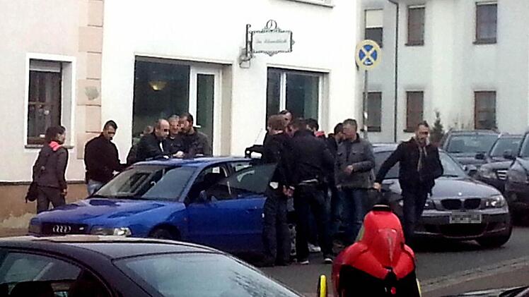 Ein Schnappschuss des Polizeieinsatzes am Mittwoch in Adelsdorf. Die Kriminalpolizei Erlangen ermittelte in Sachen Rauschgift. Foto: Blum