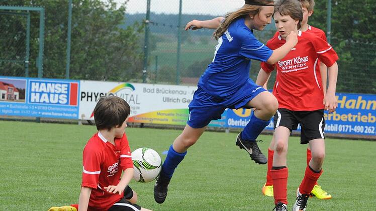 Die goldene Mitte zwischen den Elfershäusern Tim Schaub (links) und Jonas Wahler findet der Oberleichtersbacher Lucas Mahler. Allerdings ist dem SG-Kicker das Spielgerät abhanden gekommen.  Foto: Hopf
