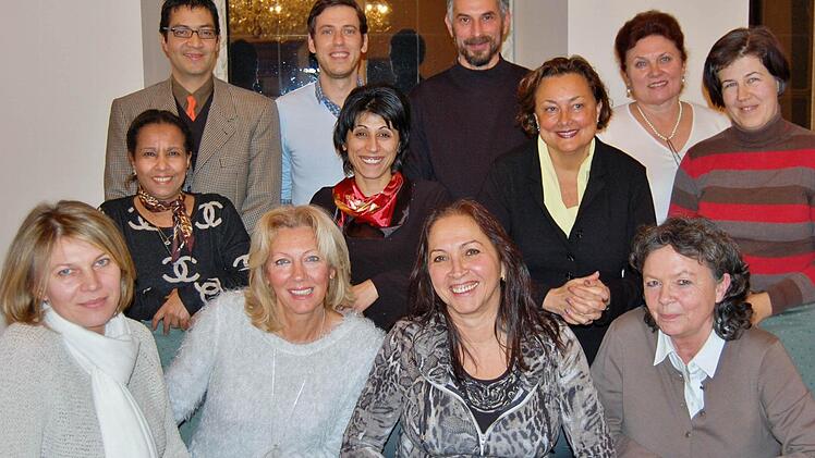 Der neue Vorstand des Bad Kissinger Integrationsbeirates mit (vorne von links) Natalie Denisiuk, Anna Magutova, Ana Maria Benevides Werner und Stadträtin Karin Reinshagen, hinten die übrigen Beiratsmitglieder  Foto: Sigismund von Dobschütz