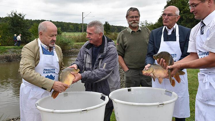 Sie kamen zur Eröffnung der Karpfensaison in die Teichanlage von Otto Grußka nach Haarbrücken, von links: Jürgen W. Heike, Kurt-Werner Humann, Otto Grußka, Günther Denzler und Landratsstellvertreter Christian Gunsenheimer