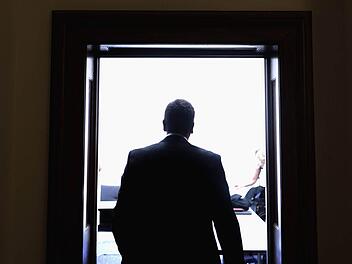 Der angeklagte Heinz W. betritt den Sitzungssaal im Bamberger Landgericht. Foto: dpa/Nicolas Armer
