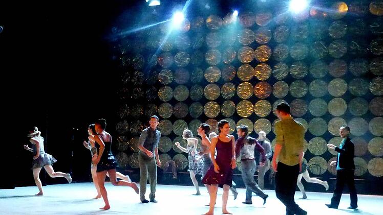 Mit seiner mitreißenden Tanz-Performance "Love Songs" begeisterte das Danish Dance Theatre Copenhagen das Publikum des Theaterrings der Stadt Bad Kissingen im Kurtheater.  Foto: Ahnert