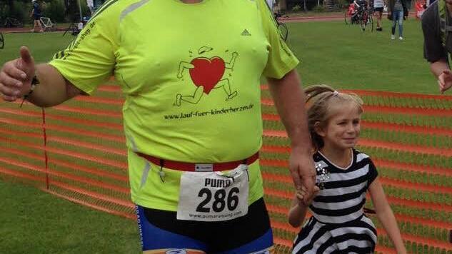 Andreas und Ronja Fuhr laufen glücklich ins Ziel. Foto: Daniel Ruppert