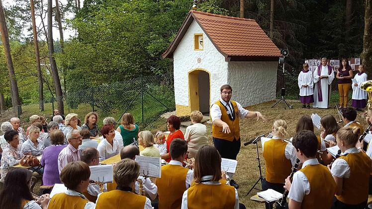 Die Jugendblaskapelle begleitete die viele Gläubige bewegende Feier an der Obertrubacher Pestkapelle.  Fotos: Franz Galster
