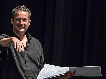 Tobias Materna bei der Probenarbeit an Erich Wolfgang Korngolds "Die stumme Serenade", die am 25. Februar ihre Coburger Erstaufführung erleben wirdFoto: Jochen Berger