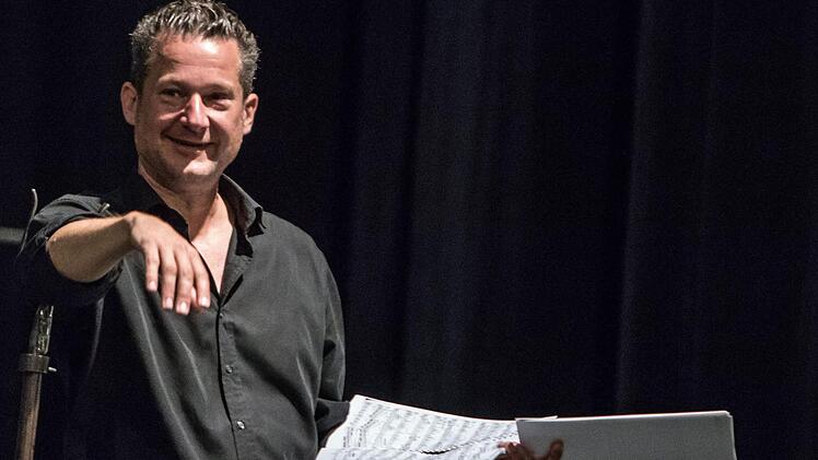 Tobias Materna bei der Probenarbeit an Erich Wolfgang Korngolds "Die stumme Serenade", die am 25. Februar ihre Coburger Erstaufführung erleben wirdFoto: Jochen Berger