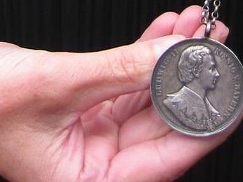 Die Medaille ist aus Silber.  Foto: Jürgen Lieb