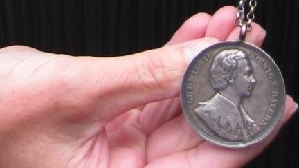 Die Medaille ist aus Silber.  Foto: Jürgen Lieb