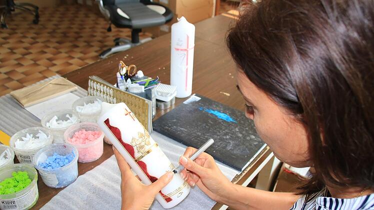 Lusine Taschtschjan verziert eine bestellte Kerze. Foto: Heike Beudert