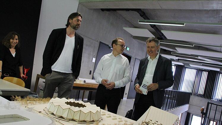 Modelle für das neue Karlsruher Wildparkstadion. Hinten die Professoren Markus Schlempp, Martin Synold und Roger Karbe (von links). Foto: Simone Bastian