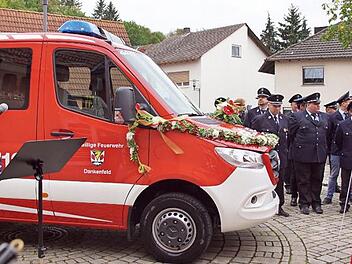 Die Feuerwehr Dankenfeld nahm ihr neues TSF in Betrieb. Der Vorsitzende des Feuerwehrvereins, Michael Thomas (links), stellte es vor.  Foto: sw